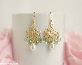 Pendientes de cristal verde claro Pendientes de araña de oro lágrima perla Perlas blancas con gotas de cristal verde pendientes modernos Pendientes de plumas de oro Pendientes de plumas de oro