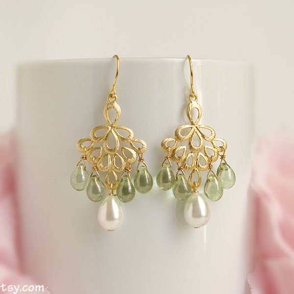 Boucles d’oreilles en verre vert clair Boucles d’oreilles en or lustre perle larme Perles blanches avec gouttes de verre vert Boucles d’oreilles modernes Boucles d’oreilles en plumes d’or Boucles d’oreilles en plumes d’or