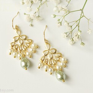 Pendientes verde salvia, pendientes de araña de oro, pendientes de salvia verde y perlas blancas, pendientes de perlas colgantes de oro, joyas de novia verde salvia imagen 3