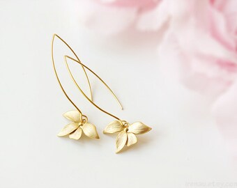 Boucles d'oreilles orchidée or longues boucles d'oreilles fleur pendantes, boucles d'oreilles modernes de tous les jours, boucles d'oreilles fleur d'or, boucles d'oreilles simples de tous les jours cadeau de Noël