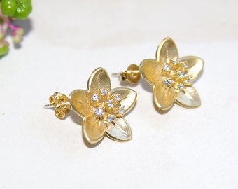 Pendientes de flores de cerezo, Pendientes de poste de oro, Pendientes de tachuelas de oro, Pendientes de flores de oro, Flor delicada, Joyas de cristales de Swarovski, joyas de boda