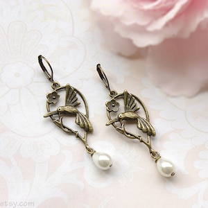 Kolibri Ohrringe, Tropfen weiße Perlen Ohrringe, Antike Messing Kolibri Ohrringe Baumeln, Wald Kolibri Schmuck, Vintage Stil
