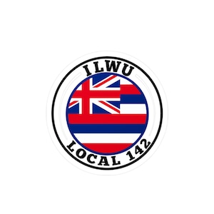 Könnte beinhalten: Ein weißer Kreis mit schwarzem Rand und dem Text "ILWU LOCAL 142". Im Inneren des Kreises befindet sich eine rot-weiß-blaue hawaiianische Flagge.