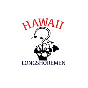 Könnte beinhalten: Eine Schwarzweißillustration einer Faust, die einen Haken mit der Umrissform der hawaiianischen Inseln hält. Der Text "HAWAII LONGSHOREMEN" ist in Rot und Blau.