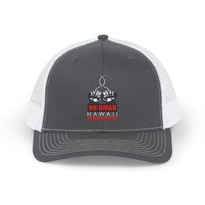 Könnte beinhalten: Eine graue und weiße Trucker-Kappe mit einem roten und weißen gestickten Logo, auf dem "HO'OMAU HAWAII LONGSHOREMEN" steht.