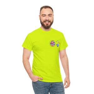Könnte beinhalten: Ein leuchtend gelbes T-Shirt mit einem runden Logo, das die hawaiianische Flagge und den Text "Hawaii Proud" in Rot und Blau zeigt.