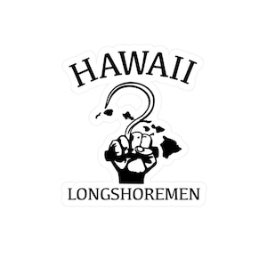 Könnte beinhalten: Schwarz-weiß-Illustration einer Faust, die einen Haken hält, mit dem Text "HAWAII LONGSHOREMEN" darunter. Der Haken ist in Form des Bundesstaates Hawaii geformt.