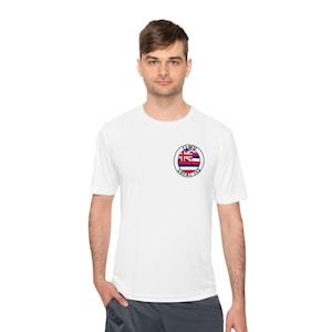 Könnte beinhalten: Weißes T-Shirt mit kurzen Ärmeln und einem schwarzen Kreislogo mit der hawaiianischen Flagge und dem Text "ILWU Local 142".