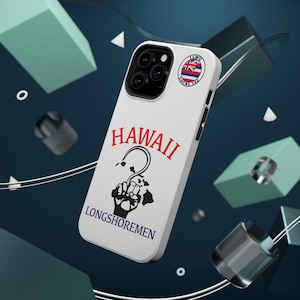 Könnte beinhalten: Weiße iPhone-Hülle mit einer schwarz-weißen Grafik einer Faust, die einen Haken hält, mit dem Text "HAWAII LONGSHOREMEN" und einem rot-weißen Aufkleber mit dem Text "ILWU LOCAL 142" und einer hawaiianischen Flagge.