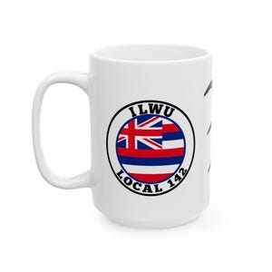 Könnte beinhalten: Weiße Keramiktasse mit einer schwarz-weißen Grafik der hawaiianischen Flagge und dem Text "ILWU LOCAL 142".