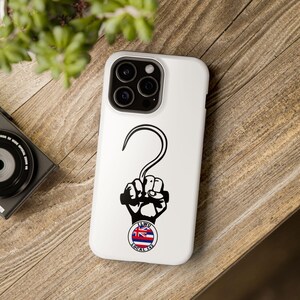 Könnte beinhalten: Weiße iPhone-Hülle mit einer schwarz-weißen Illustration einer Faust, die einen Haken hält. Die Faust hält einen runden Aufkleber mit dem Text "ILWU LOCAL 142" und einer hawaiianischen Flagge.
