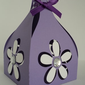 Prinsessan Sofia-inspirerade julgranskulor: Lila blommiga presentpåsar, set om 10