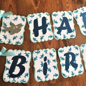 Banner de cumpleaños de bebé tiburón, decoración con temática de fiesta de tiburón.