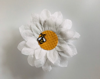 Daisy Bee Mini Piñata: Party Favor Box
