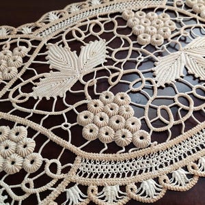 Griechisches Traditionelles Handgefertigtes Spitzendeckchen - Vintage Beige Gestickte Tischdekoration, Trauben & Blatt Motiv, Komplizierte Handarbeit, Erbstück Qualität