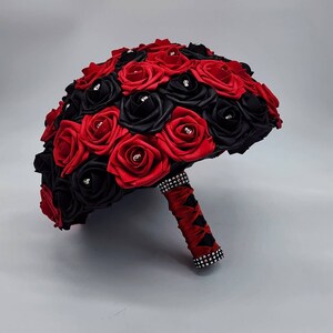 Ramo de novia gótico con calavera roja y negra, ramo de novia, ramo de dama de honor, ramilletes y boutonnieres a juego, boda de Halloween