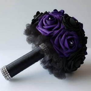 Ramo de novia morado y negro / Rosas de tacto real / Boda gótica, graduación, quinceañera