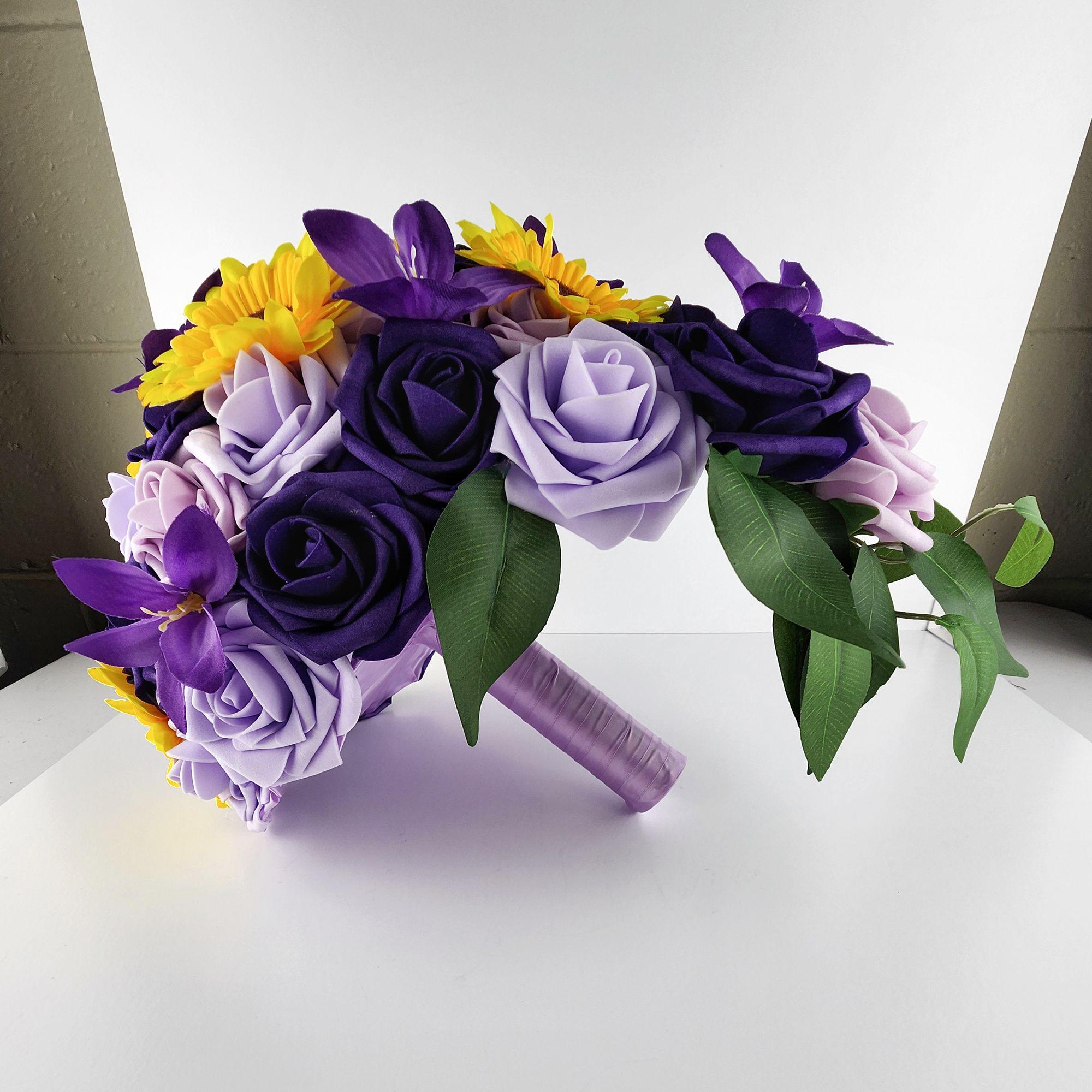 Kaskadierender Hochzeitsstrau | Lilien, Sonnenblumen & echte Rosen in  Lilatnen | Flieder, Lavendel, Dunkellila - Etsy.de