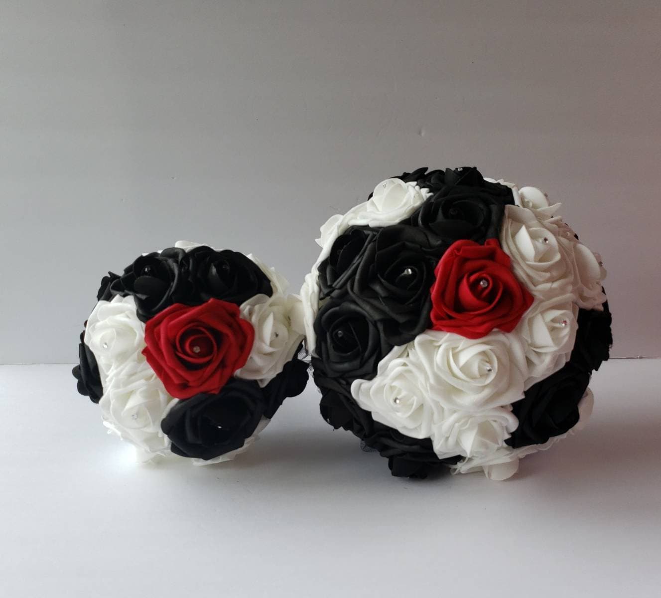 Bouquet de rose noir et blanc avec une seule rose rouge au - Etsy France