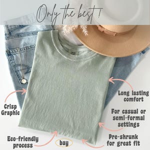 Puede incluir: Una camiseta verde claro con cuello redondo y corte holgado. La camiseta est&aacute; hecha de una tela suave y c&oacute;moda y est&aacute; preencogida para un ajuste perfecto. Es perfecta para ocasiones casuales o semiformales. La camiseta es ecol&oacute;gica y tiene un gr&aacute;fico n&iacute;tido.