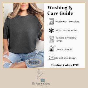 Puede incluir: Una camiseta negra con la palabra "Pepper" impresa en ella. La camiseta tiene un aspecto desgastado. La imagen tambi&eacute;n incluye una gu&iacute;a de lavado y cuidado con instrucciones para lavar, secar y planchar la camiseta. El texto de la gu&iacute;a dice "Lavar con colores similares", "Lavar en agua fr&iacute;a", "Secar en secadora a baja temperatura", "No usar lej&iacute;a", "No planchar el dise&ntilde;o", y "Comfort Colors 1717".