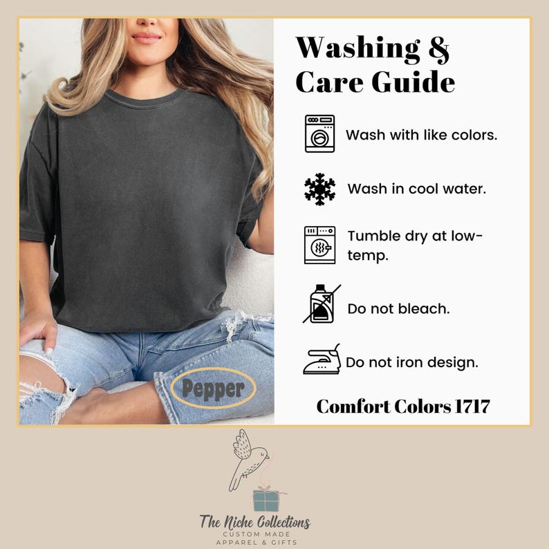 Puede incluir: Una camiseta negra con la palabra "Pepper" impresa en ella. La camiseta tiene un aspecto desgastado. La imagen tambi&eacute;n incluye una gu&iacute;a de lavado y cuidado con instrucciones para lavar, secar y planchar la camiseta. El texto de la gu&iacute;a dice "Lavar con colores similares", "Lavar en agua fr&iacute;a", "Secar en secadora a baja temperatura", "No usar lej&iacute;a", "No planchar el dise&ntilde;o", y "Comfort Colors 1717".