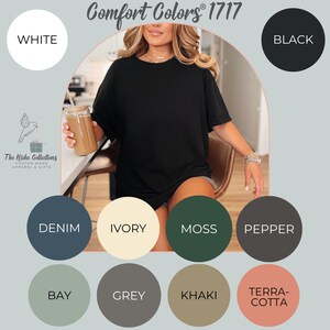 Puede incluir: Una tabla que muestra 12 opciones de color diferentes para las camisetas Comfort Colors 1717. Los colores son: Blanco, Negro, Denim, Marfil, Musgo, Pimienta, Bah&iacute;a, Gris, Caqui y Terracota.