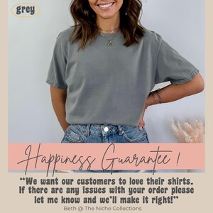 Puede incluir: Una mujer con una camiseta gris con el texto "Happiness Guarantee!"  "We want our customers to love their shirts. If there are any issues with your order please let me know and we'll make it right!"  Beth @ The Niche Collections.