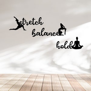 Puede incluir: Pegatina de pared en blanco y negro con tres posturas de yoga y las palabras "stretch", "balance" y "hold".