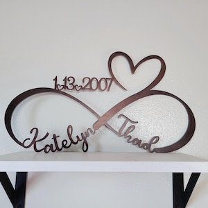 Símbolo de amor infinito personalizado en bronce, regalo para el 8.º y 19.º aniversario de boda, letrero decorativo de pared hecho a mano, nombre, fecha, corazón.