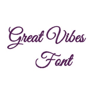 Op de afbeelding: Paarse cursieve tekst die "Great Vibes Font" zegt.