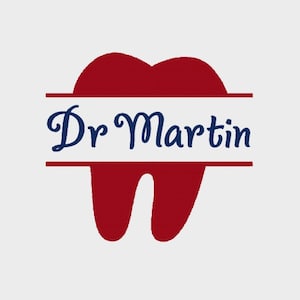 Puede incluir: Un gráfico de diente rojo con una pancarta blanca y azul que dice "Dr Martin".