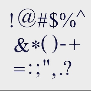 Può includere: Una collezione di segni di punteggiatura e simboli in blu scuro. I simboli includono il punto esclamativo, la chiocciola, il cancelletto, il dollaro, il segno di percentuale, il cappello, l'ampersand, l'asterisco, le parentesi, il trattino, il segno più, il segno uguale, i due punti, il punto e virgola, le virgolette, la virgola, il punto e il punto interrogativo.