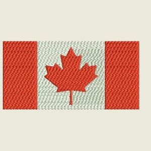 Puede incluir: Bandera canadiense bordada con una hoja de arce roja en el centro, flanqueada por dos barras verticales rojas. El fondo es de color beige claro. El diseño de la bandera es un símbolo de Canadá.