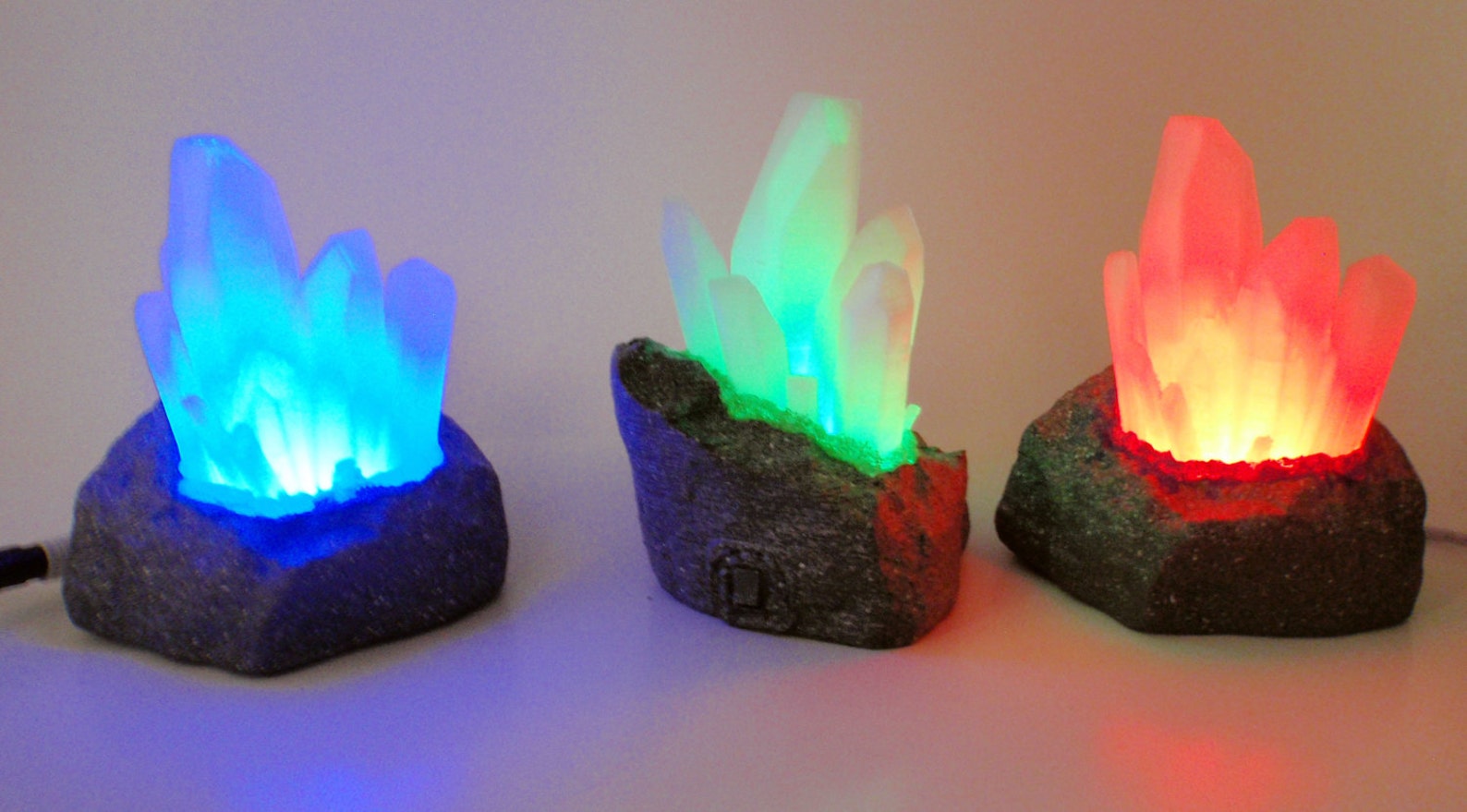 кристаллы светящиеся в темноте. магический светящийся кристалл где взять. кайбер кристалл фиолетовый. свечение кристаллов. светящиеся кристаллы.