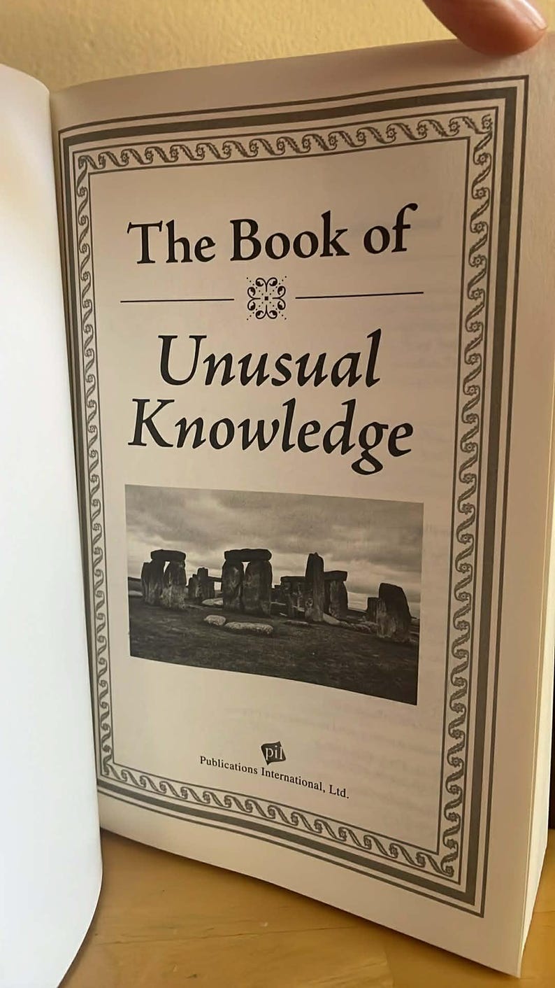 Puede incluir: Libro abierto titulado "The Book of Unusual Knowledge". La portada presenta el t&iacute;tulo en fuente serif, un borde decorativo y una imagen en blanco y negro de Stonehenge. El logotipo del editor est&aacute; en la parte inferior.