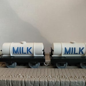 Thomas Train Trackmaster Motorized Railway Replacement Milk Tankers, set of two