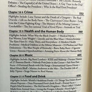 Puede incluir: P&aacute;gina de libro abierto con t&iacute;tulos de cap&iacute;tulos y res&uacute;menes. Los cap&iacute;tulos incluyen Pol&iacute;tica, Crimen, Salud, M&uacute;sica, Comida y Religi&oacute;n. Los n&uacute;meros de p&aacute;gina son visibles. El texto est&aacute; en negro.