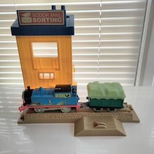 Thomas and Friends Train Trackmaster Glow in the Dark, Stop Track,Sodor Mail