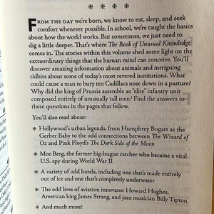 Puede incluir: P&aacute;gina de libro abierta con el t&iacute;tulo "You Can Never Get Enough Unusual Knowledge!". El texto aborda hechos e historias inusuales, incluyendo leyendas de Hollywood, hoteles extra&ntilde;os y figuras hist&oacute;ricas. El libro es parte de la serie "History".