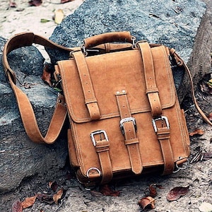 Mochila de cuero de vaca de 14 pulgadas de alto, resistente y resistente, mochila tipo sillín, bolso mensajero de cuero completo, cartera de cuero L03 - Grabado