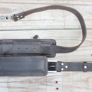 Vagarant Traveler Heavy Duty Volllederband 65 "Extra langer Einzelleder-Schultergurt LA16 Doppel-Schulterpolster-Rucksack-Riemen