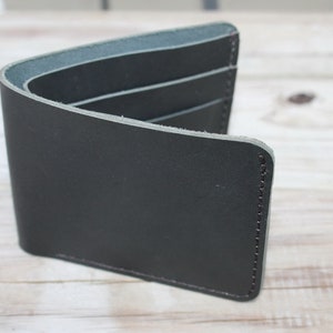 Cartera de identificación de dinero en efectivo de piel de vaca de viajero Vagarant MA15 - en oferta - Opción de personalizar letras grabadas o iniciales en