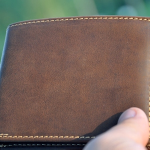 Vagarant Cartera de cuero de tamaño mediano Cartera de cuero de vaca Cartera de cuero de grano completo para hombres Cartera de cuero para mujeres A102 Grabar