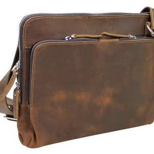 Vagarant Traveler 12,5 po. Sac porté épaule en cuir de vachette LM06 pour tablette de 12 po. Lettres gravées