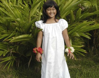 Langes Muumuu-Kleid im Hawaii-Stil in weiß auf weißer Blume. Hergestellt in Hawaii. Kostenloser Versand in USA