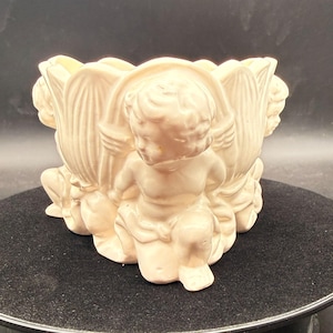 Vaso triangular vintage de cerâmica branca com três querubins, da Rubens Japan, 1963, 7,6 cm (3 polegadas).
