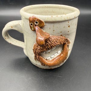 ヴィンテージ 80年代 醜くて面白い顔の陶器マグカップ 3D 大きな鼻 驚いた表情 アーティストサイン入り