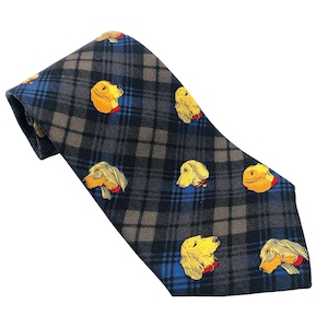 Può includere: Cravatta a quadri blu scuro e grigio con un motivo ripetuto di facce di cani gialli con colletti rossi. La cravatta è realizzata in tessuto tessuto ed è adatta per occasioni formali o informali.