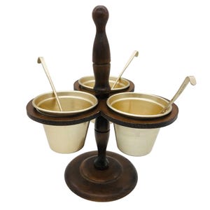 以下が含まれることがあります： 黒いハンドルと「But First, Coffee」のテキストが黒い太字で書かれた白いセラミックマグ。マグは木製の表面に置かれています。マグの高さは約10cmです。